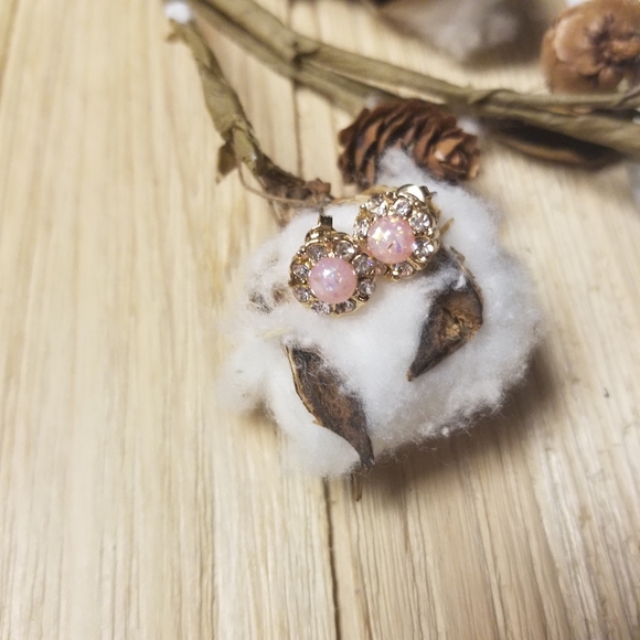 Really Pretty Pale Pink Fire Opal and Gold earrings. - Picture 4 of 8